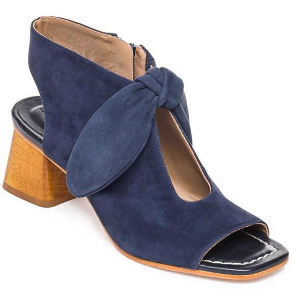 Bernardo Shoes - Bernardo Lizzie Sandal 8.5